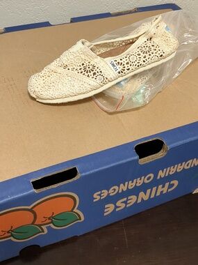 NWT TOMS white flats